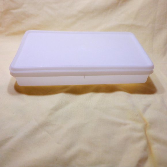 ~~~ TUPPERWARE ~~~ Ideal SIZE ~ Fits / Slides Anywhere - Picture 1 of 1